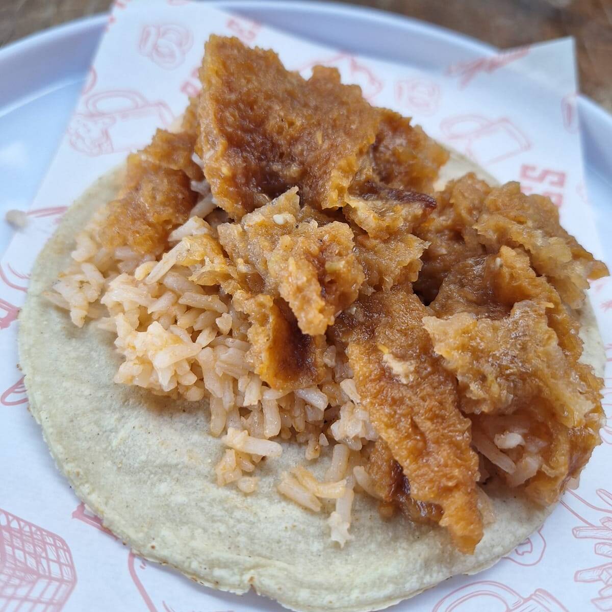 Taco Grande de Chicharrón en Salsa con Arroz