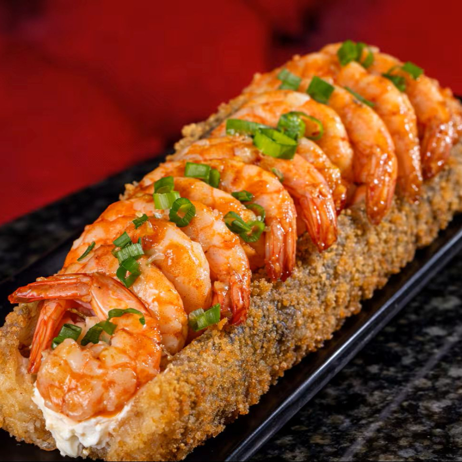 Recheado Com Camarões Suculentos E Levemente Picantes, Coberto Com Uma Camada Cremosa De Cream Cheese E Um Toque Especial Geleia De Pimenta, É Envolto Em Alga Nori