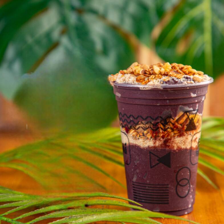 Açaí com granola e farofa crocante.