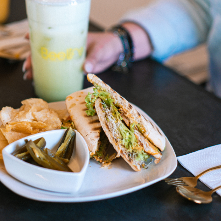 Combo: 2 Panini Pollo Chipotle + 2 Limon-pepino 1L