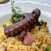Um delicioso arroz de polvo, preparado com brócolis e tomate cereja, resultando em uma combinação leve, colorida e cheia de sabor.