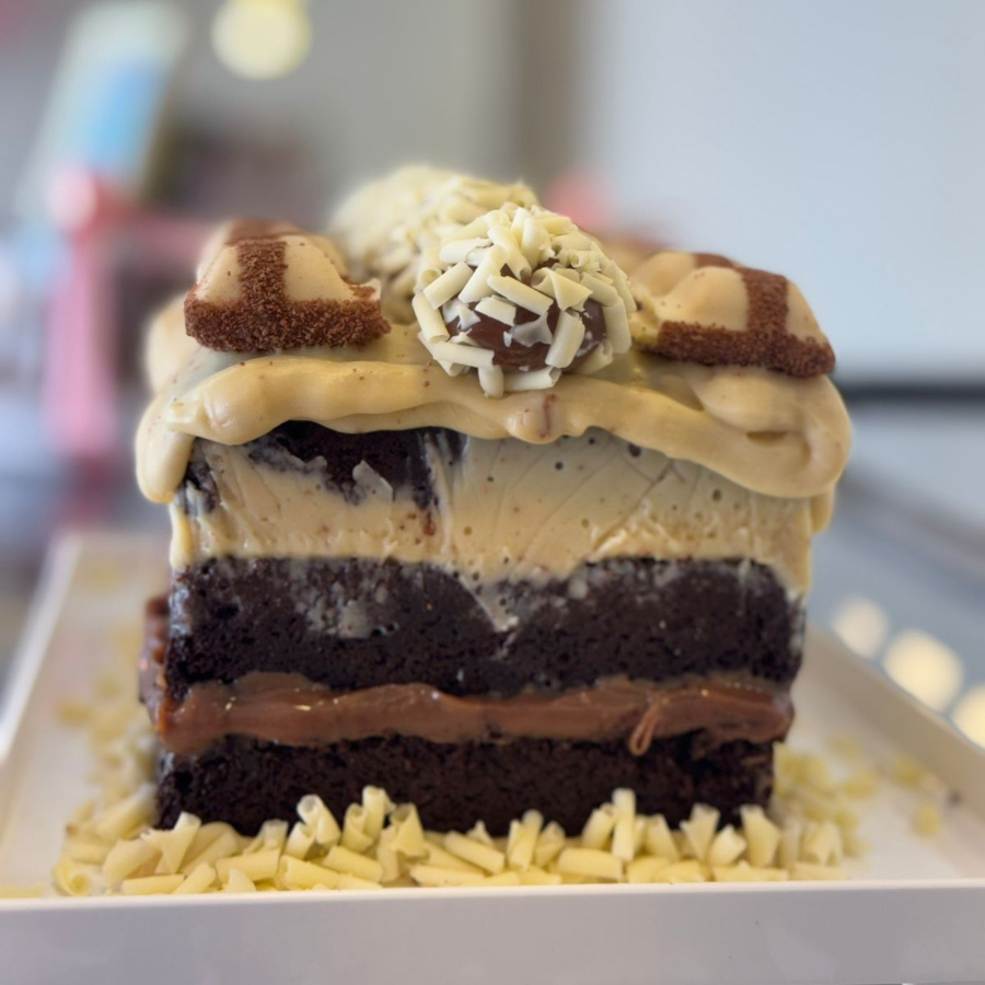 Massa 100% cacau, brigadeiro belga, creme especial de Kinder.