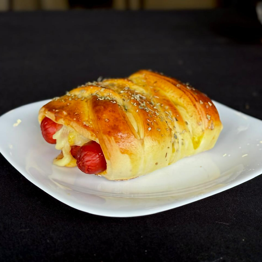 Três Salsicha, Mussarela, Bacon, Catupiry e Molho de Tomate