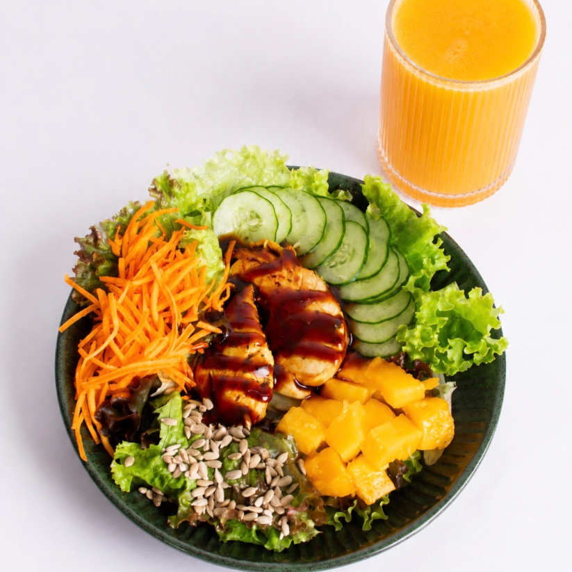 Preparado com frango teriyaki, mix de folhas frescas, manga, cenoura, pepino, semente de girassol e molho de mostarda e mel. Acompanha suco de laranja (300ml), já incluso no valor.