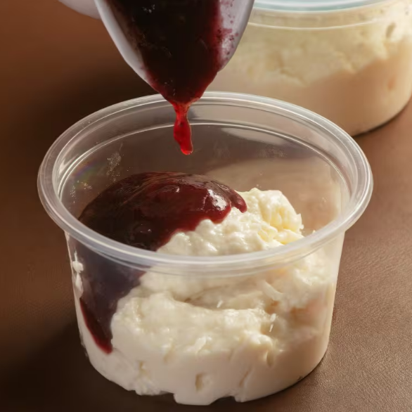 Manjar de coco com calda de frutas vermelhas