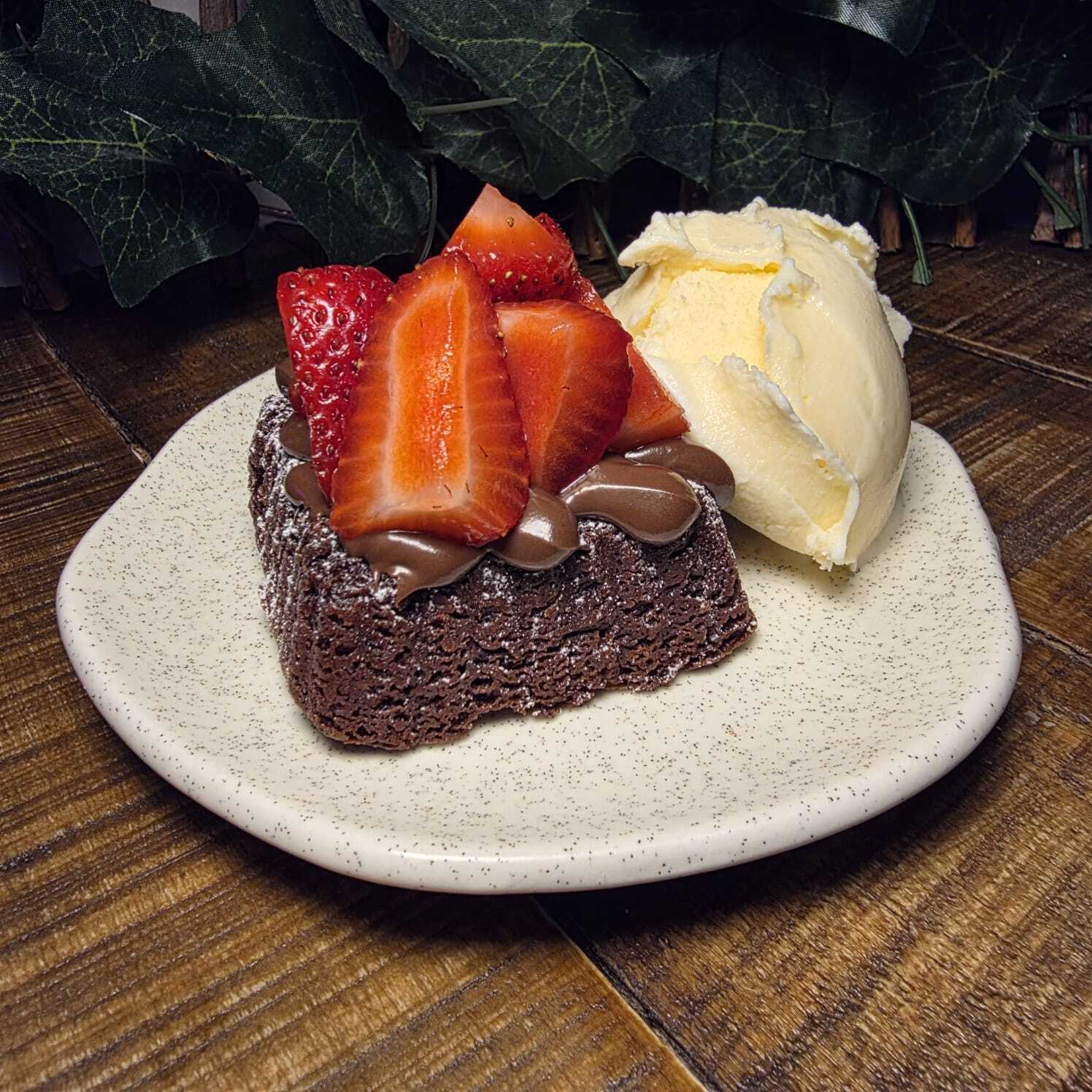 Brownie con Nutella, Fresas y Helado