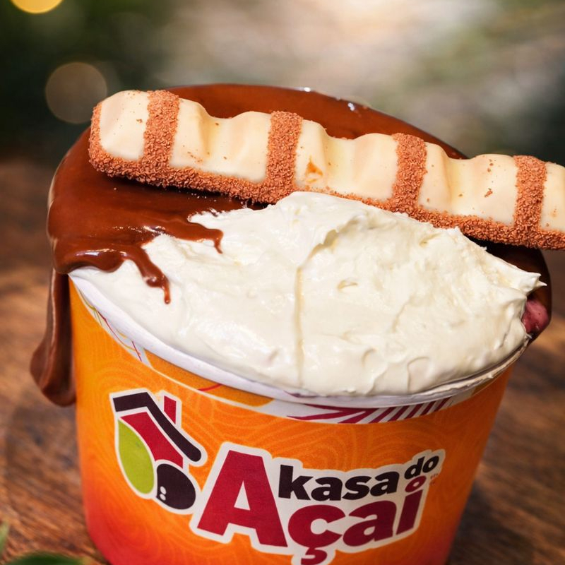 açai cremoso ,camasdas de um delicioso ganache de avelã, musse de ninho leite em pó e para finalizar o delicioso kinder bueno .