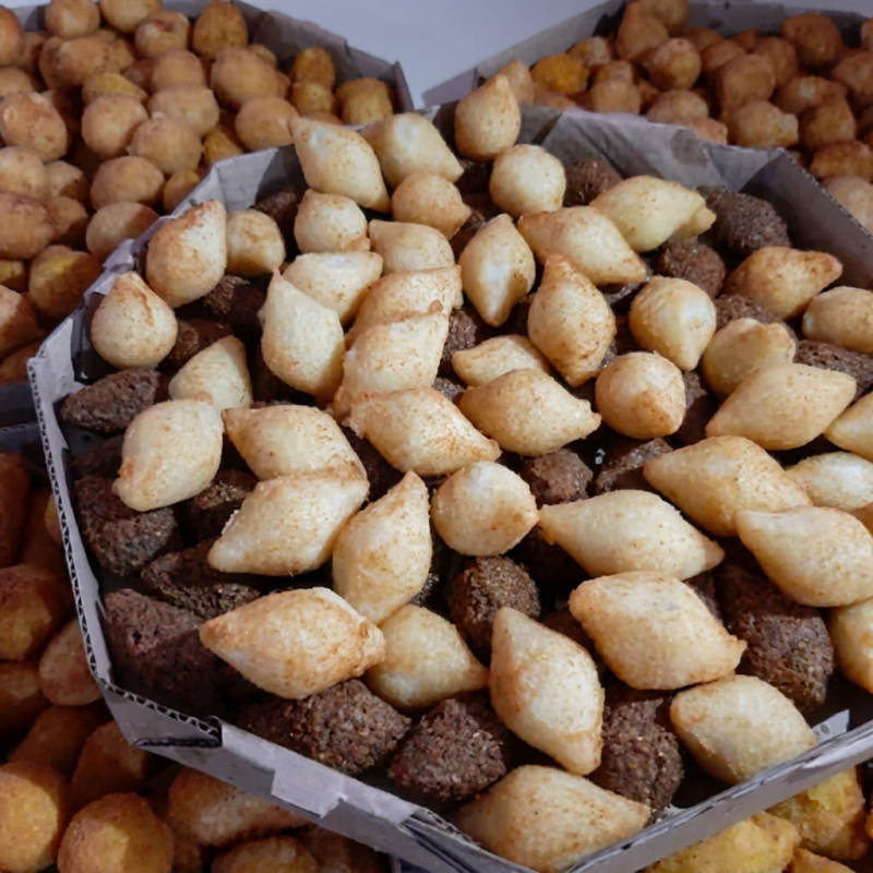 salgados frotos na hora churros quentinho combinaçao perfeita com 1 coca muito gelada