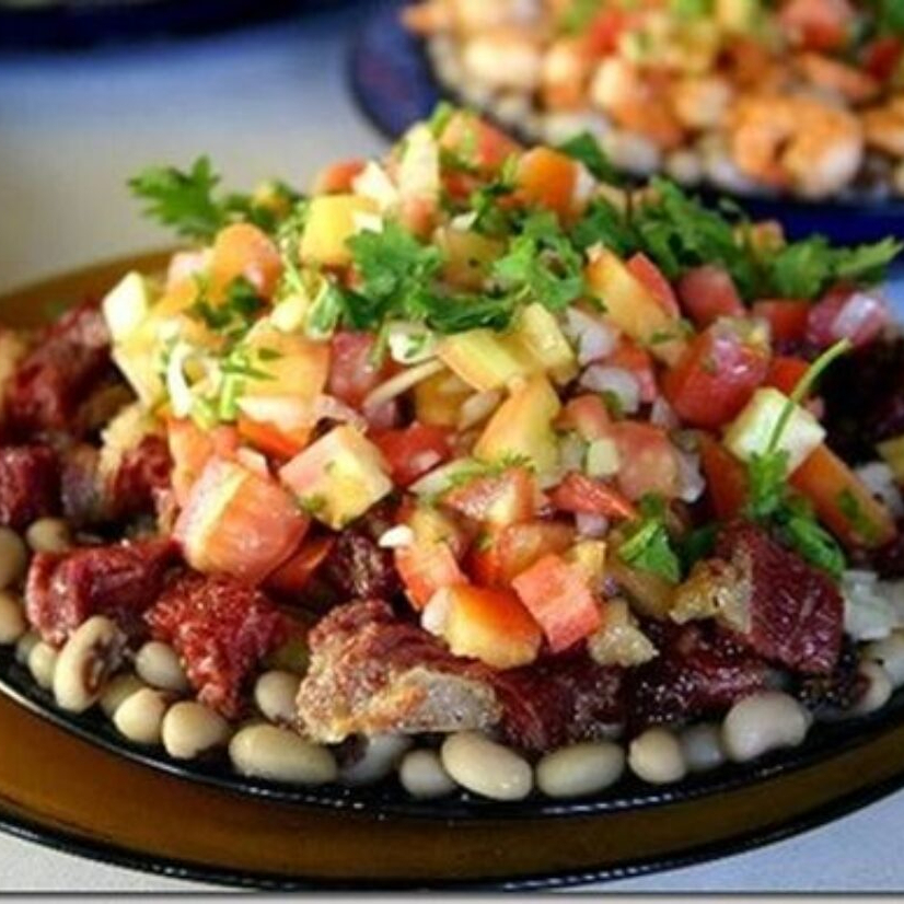 Arroz, farofa, vinagrete, feijão sempre verde