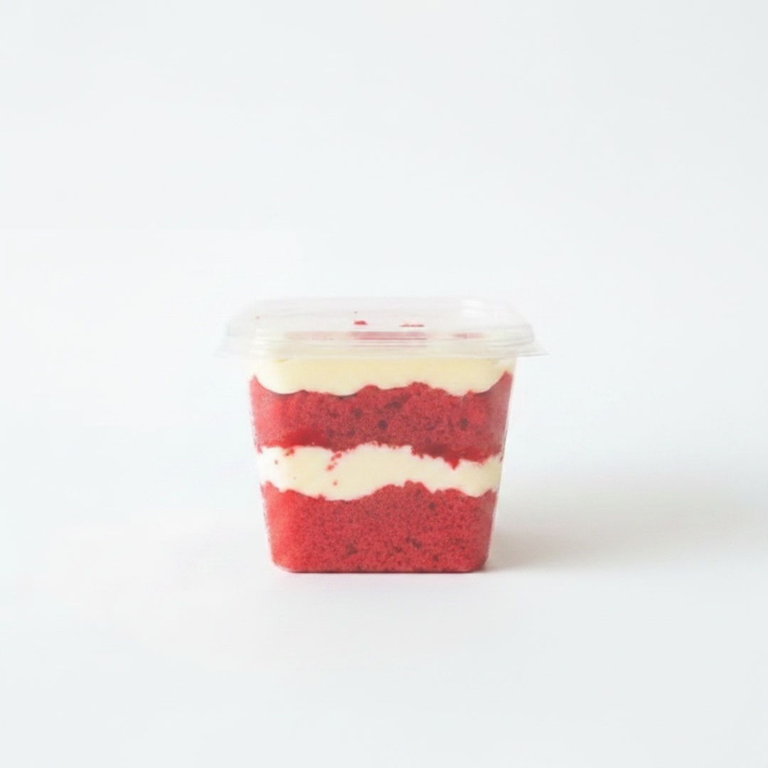 Bolo de baunilha vermelho com recheio de ninho e geleia de morangos da fruta. 250ml