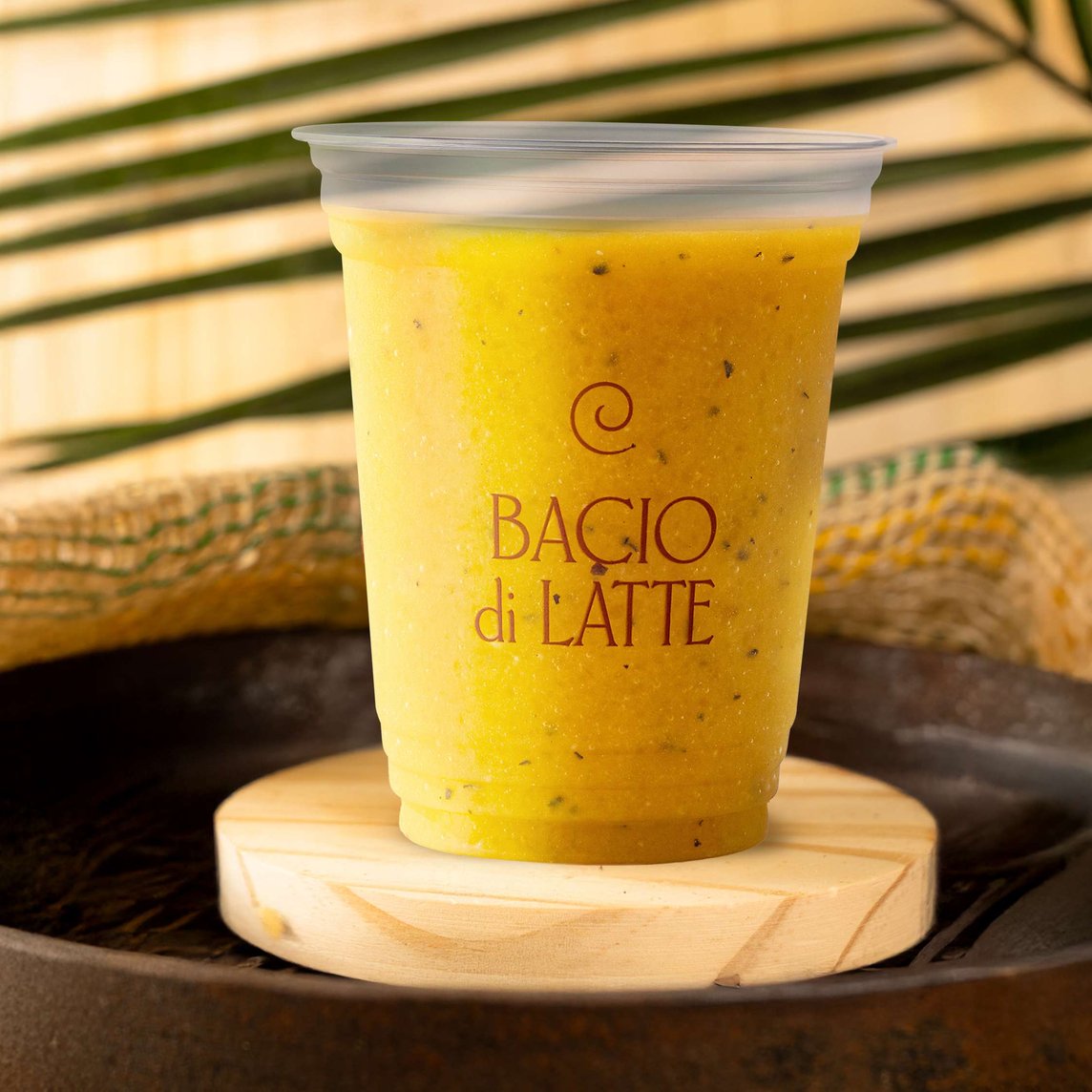 Sorbetto de maracujá, batido com água, proporcionando uma bebida leve e refrescante que destaca o sabor exótico do maracujá.