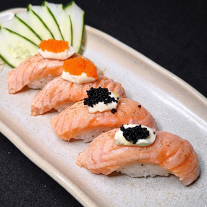 Sushi especial levemente maçaricado e finalizado com cream cheese e finalização com capelin.