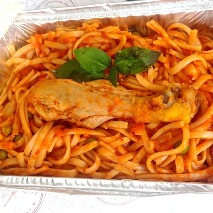 Tallarines Rojos con Milanesa broster de pollo