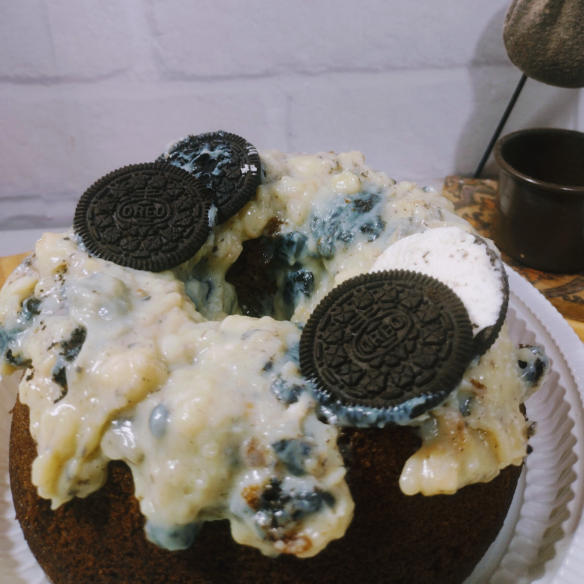 Bolo macio de chocolate combinado com um creme irresistível de Oreo, trazendo crocância e cremosidade em cada pedaço. Uma explosão de sabor para quem ama chocolate com um toque especial e indulgente. Perfeito para momentos de prazer ou para compartilhar algo diferente e marcante. Rende até 6 fatias generosas. Foto meramente ilustrativa.