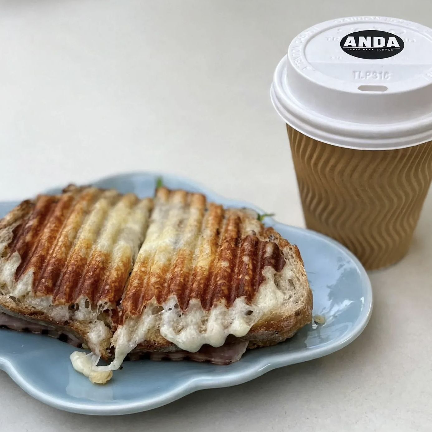 Café americano 12 oz y grilled sandwich