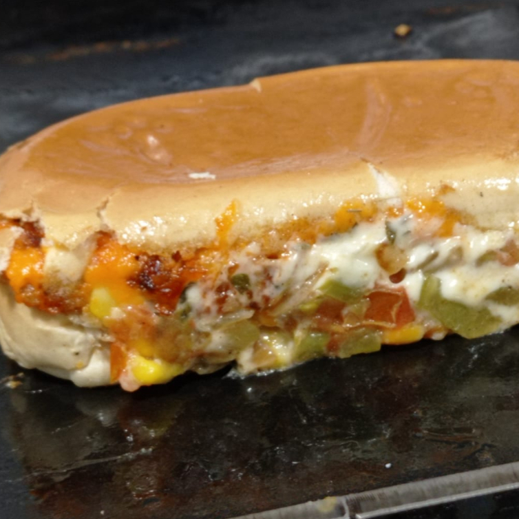 duas vinas perdigão, maionese industrial dajuda, bacon, calabresa, frango desfiado, cheddar, ovo, 2 mussarela. pasta 4 queijos,oregano,milho,.tomate cebola pimentão