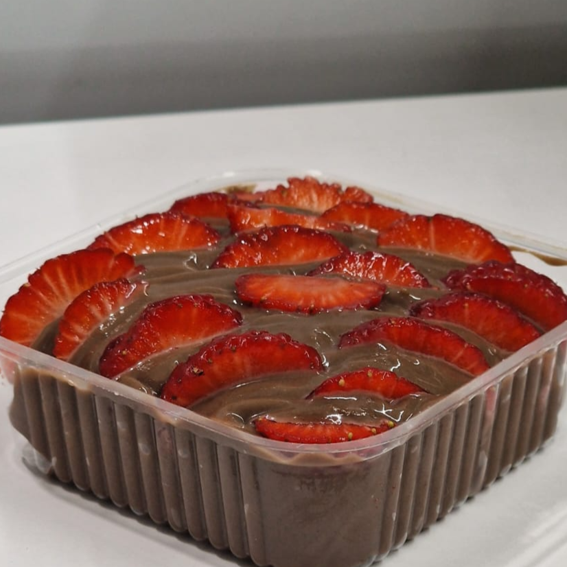 Brownie com creme de chocolate e morangos frescos cortadinhos. Serve 1 pessoa +-200gr