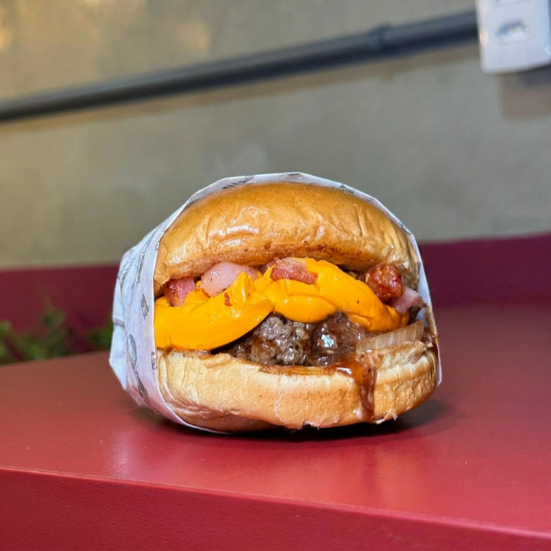 Pão brioche, Blend 150g, cheddar duplo, bacon crocante e molho especial.