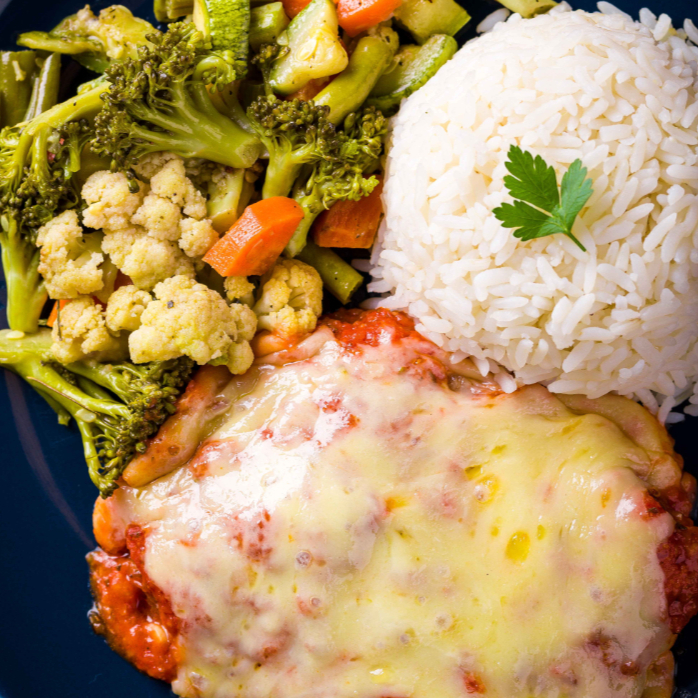 200g de bife à milanesa, coberto com molho ao sugo caseiro e queijo derretido, acompanhado de arroz branco soltinho,batata, polenta ou salada. Uma refeição completa e irresistível!