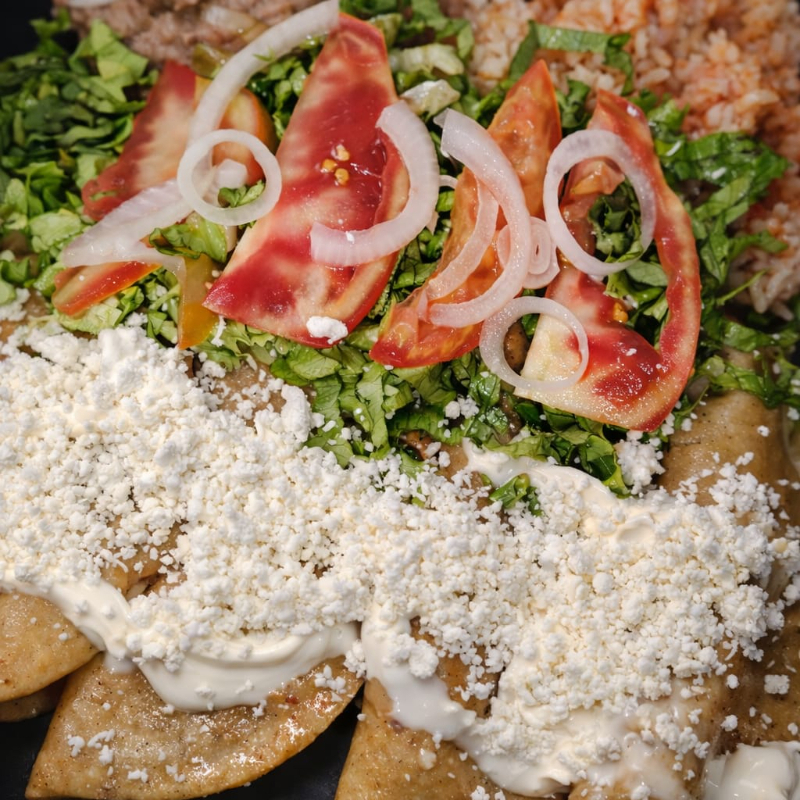 Tacos dorados de pollo con arroz y frijoles