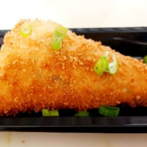 2 temakis hot filadélfia croc com recheio mix de salmão, creme cheese, arroz japonês, cebolinha e tempero hondashi