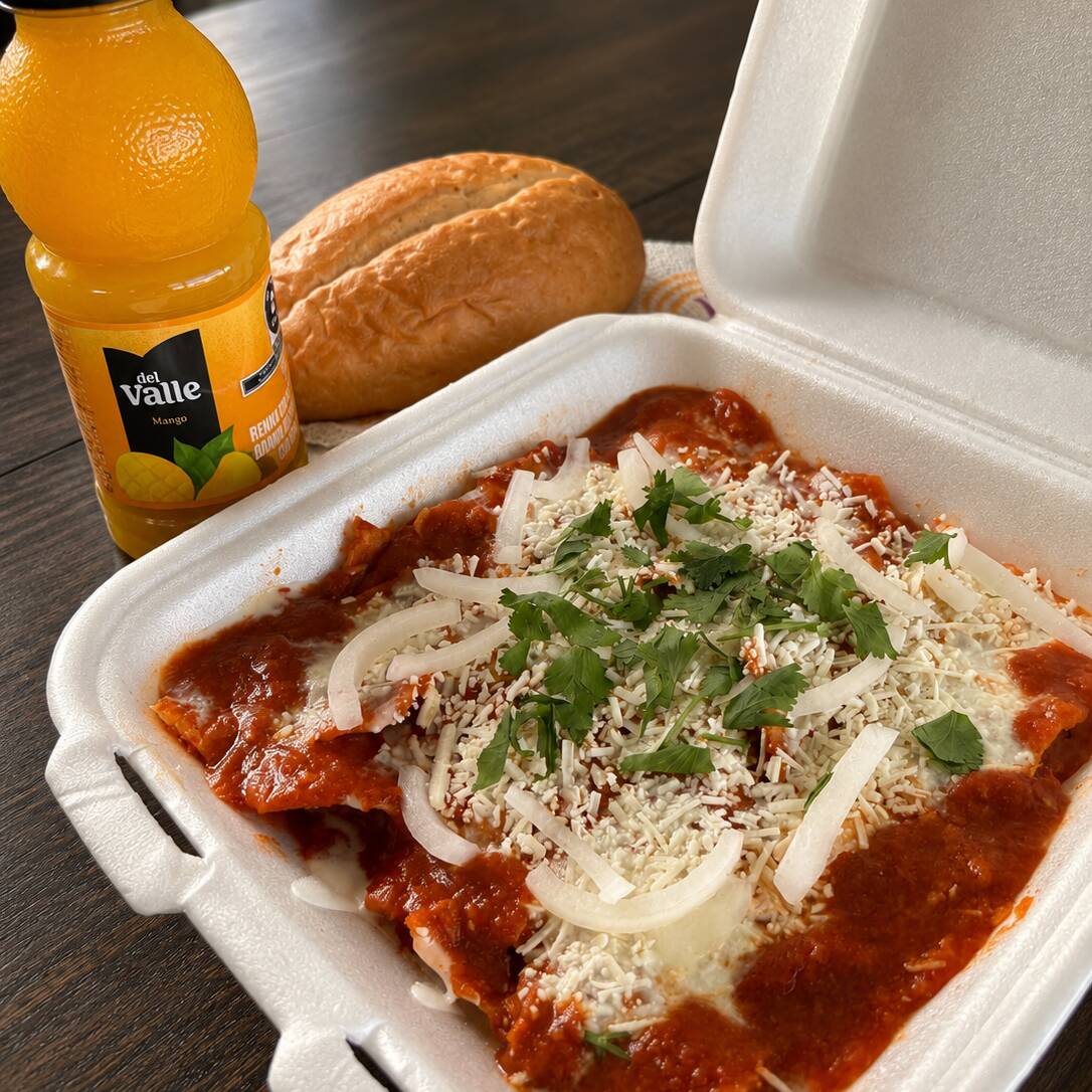 Chilaquiles Rojos + Bolillo + Jugo