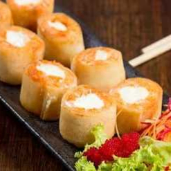 Massa de harumaki recheada com arroz japonês, camarão cozido e cream cheese - 10 Unidades.