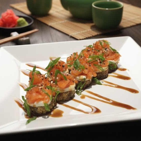 Deliciosos roll crocante sobreposto de creem chesse, salmão, cebolinha e gergelim coberto com molho especial