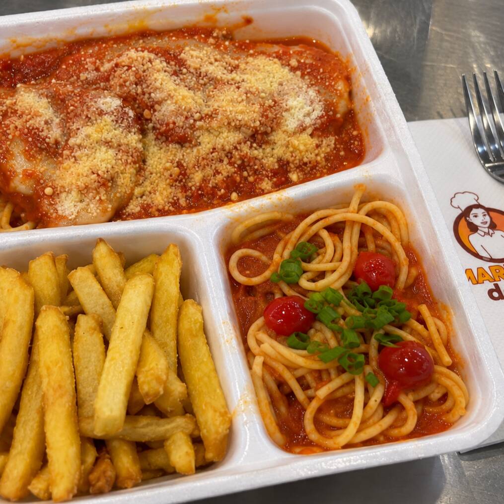 Eleito o melhor parmegiana da Cidade! Nosso parmegiana é feito com um molho de tomate caseiro, com horas de cocção com um sabor irresistivel e ainda vai coberto com queijo gratinado
