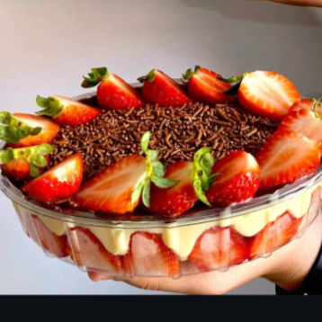 Morangos frescos, creme branco delicioso nada enjoativo e brigadeiro cremoso