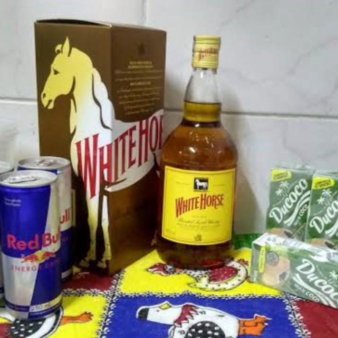 WHISKEY CAVALO BRANCO,5 RED BULL,5 GELOS DUCOCO,3 COPOS E 3 CANUDOS