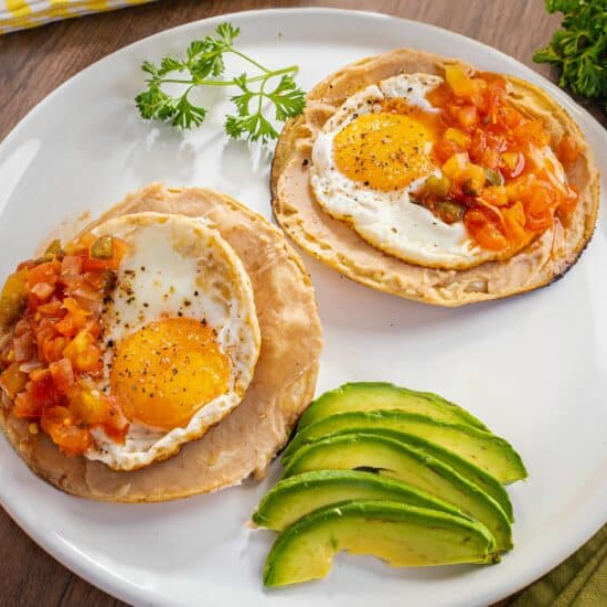Huevos al Gusto + Hot Cakes + Tocino