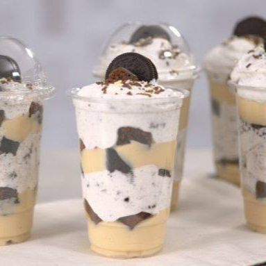 Copo da felicidade 300ml caprichado, feito com bolo caseiro e chocolate 50%, creme de ninho ORIGINAL e Oreo. Ideal quando se quer um docinho sem erro!