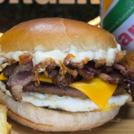 Hamburguer composto por 1 Bife de Hamburguer (Comum), 1 queijo,1 ovo, Bacon e Molho especial