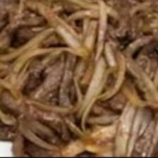 Fatias de carne com fatias de cebola e nosso molho a base de shoyu. acompanha gohan.