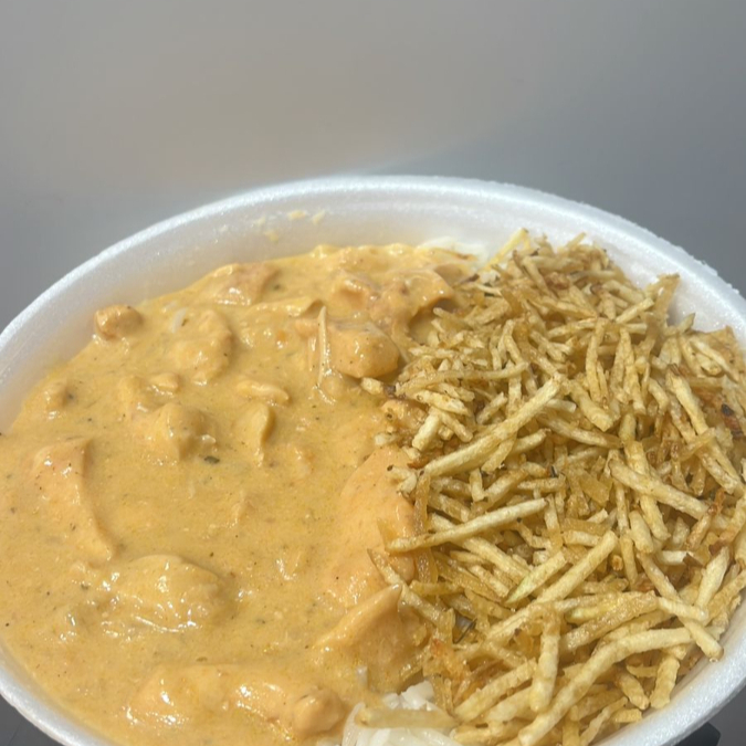 marmita tamanho "M" com arroz, strogonoff de frango e batata palha