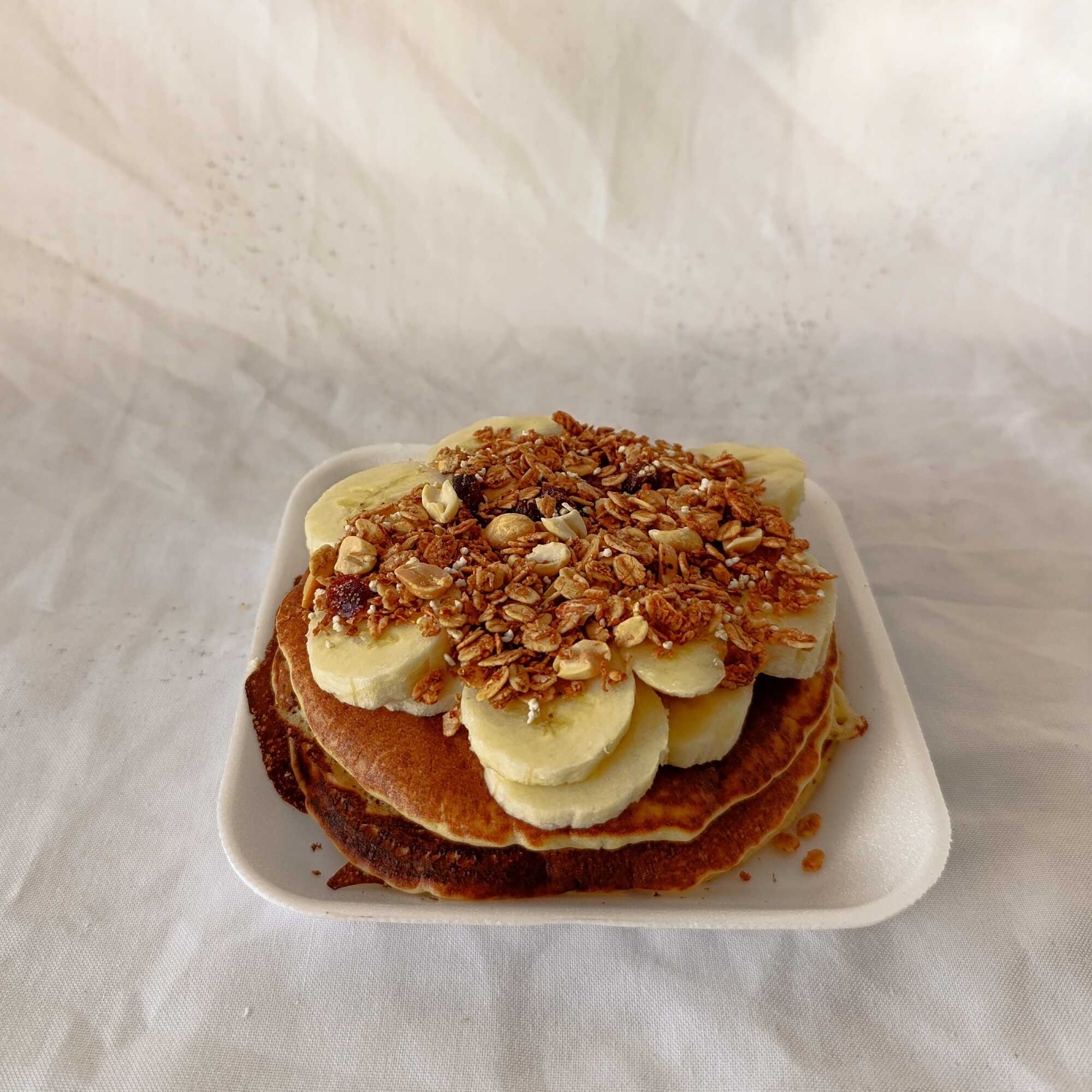 HOTCAKES CON PLATANO Y GRANOLA