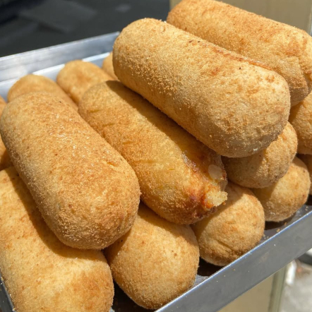 Massa mascia por dentro de crocante por fora, sempre assamos na hora que é solicitado, então vai sempre quentinho, recheado com queijo coalho e empanado na farinha de rosca