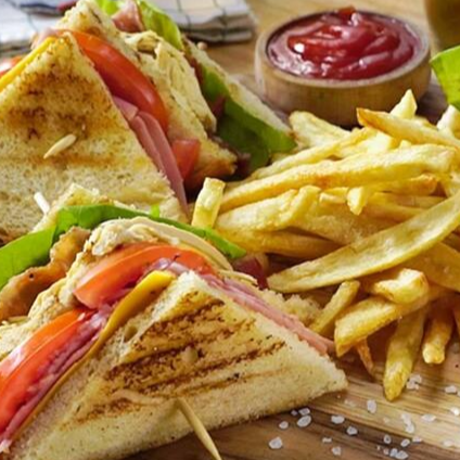 Sándwich Triple con Papas Fritas
