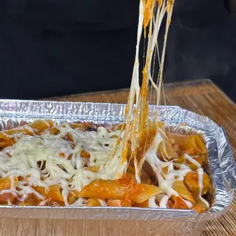 Macarrão ao vivo cremoso preparado na hora. Escolha o molho (rosé, vermelho ou branco) e monte seu prato do seu jeito. Acompanha refrigerante grátis. Porção de 690g completa com todos os ingredientes.