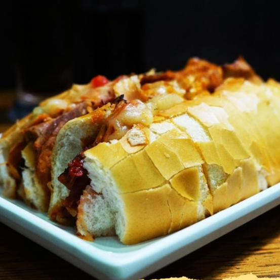 Delicioso e saboroso pernil fatiado temperado e assado na casa.