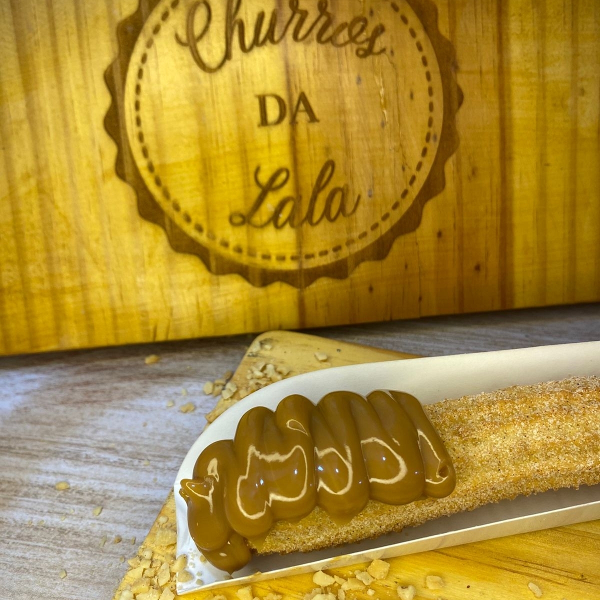 massa fresca, artesanal, feita todos os dias, bem fritinho e crocante, envolvido em açúcar e canela com um delicioso recheio cremoso de doce de leite