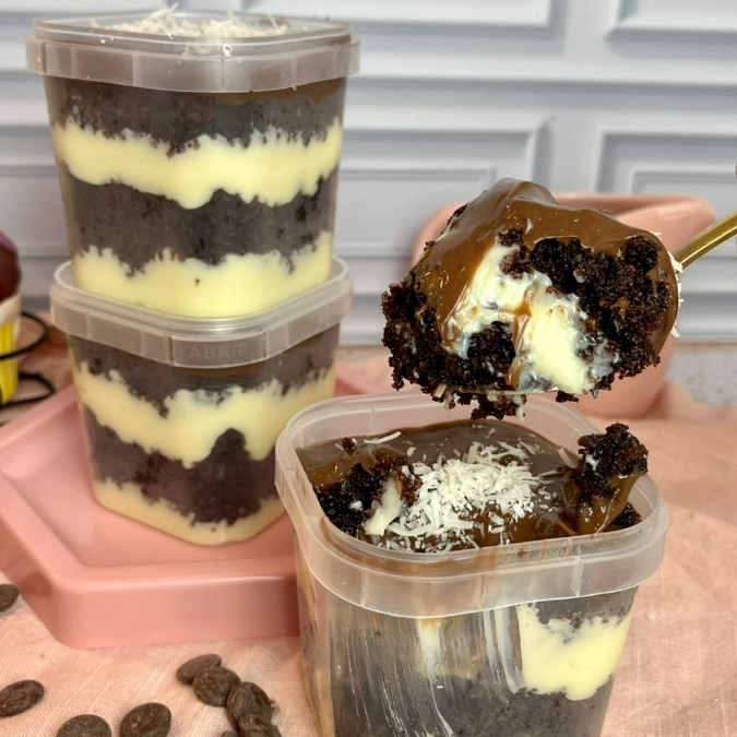 bolo no pote prestigio com massa de chocolate molhadinha e recheio de coco e chocolate .pote de 220 ml