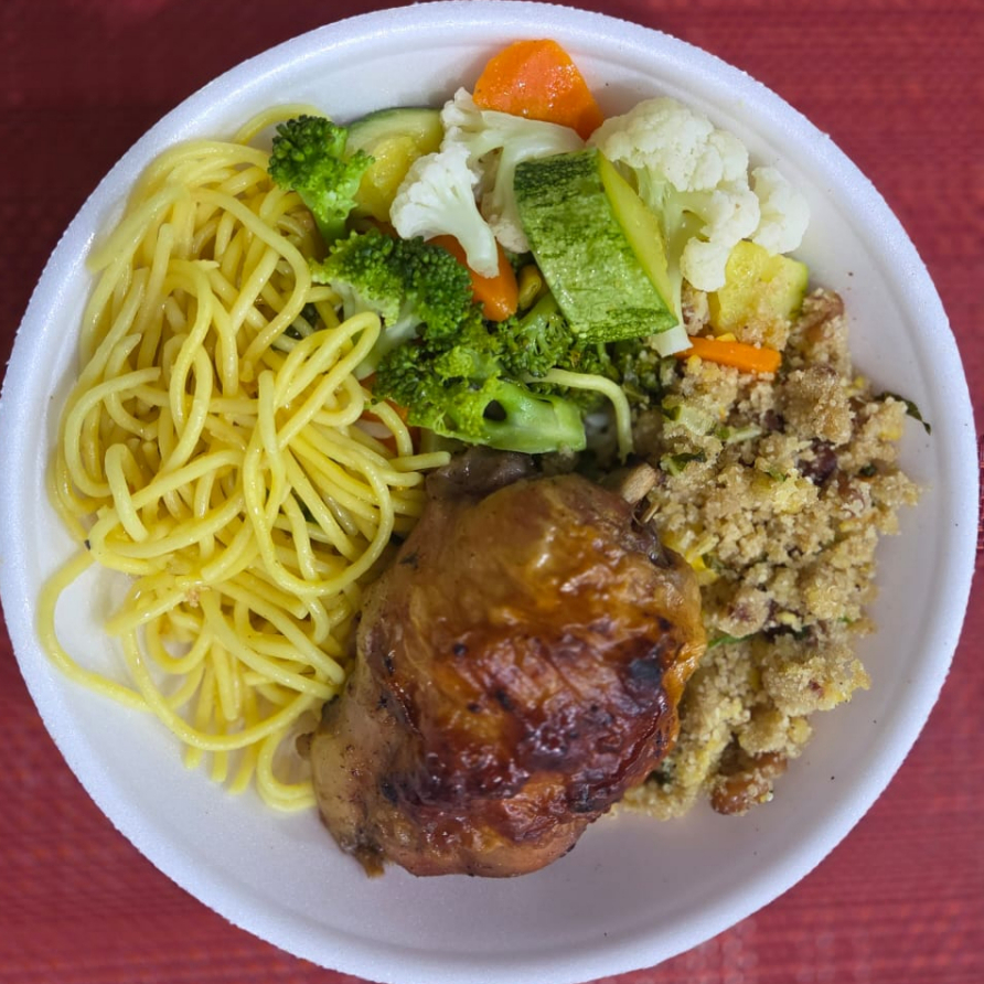 Uma deliciosa marmita de 500g com uma carne a sua escolha acompanhada de arroz, feijão, farofa, legumes cozidos, macarrão e batata frita, junto de um refrigerante geladinho a sua escolha!