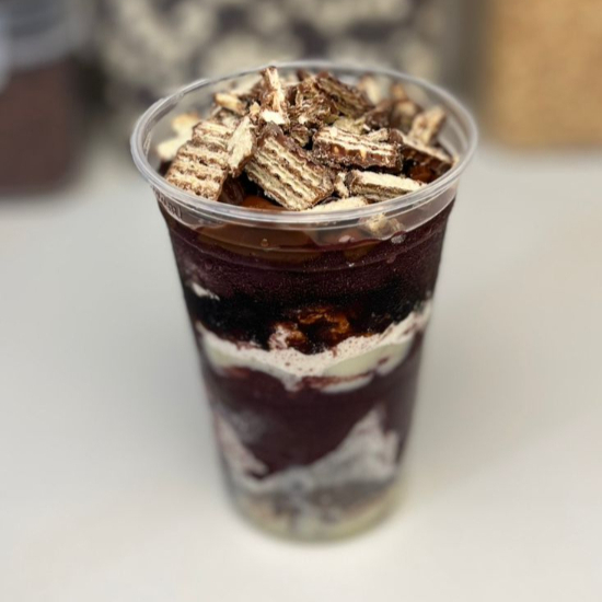 Leite condensado + Chocolate ao leite preto + Bis Preto