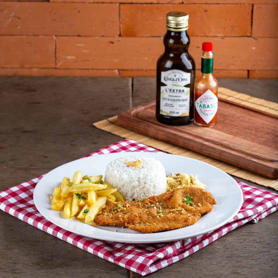 File de Frango Empanado , Arroz, feijão e farofa.
