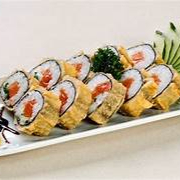 Hot Philadelphia de Salmão Um clássico da culinária japonesa com um toque irresistível! Enrolado com arroz temperado e alga nori, recheado com salmão fresco, cremoso cream cheese e finalizado com cebolinha picada. Empanado levemente e frito até ficar crocante por fora e macio por dentro. Servido quente, é uma explosão de sabor em cada mordida!