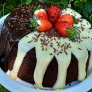 Massa de chocolate,bem fofinha, com cobertura de chocolate,e a outra metade com cobertura de ninho , finalizado com neve de leite ninho. Serve aproximadamente 8 pessoas