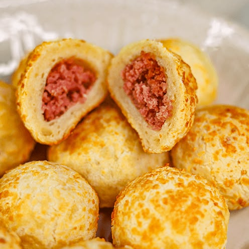 Pão de queijo macio e saboroso, com recheio à sua escolha: frango, calabresa ou requeijão.
