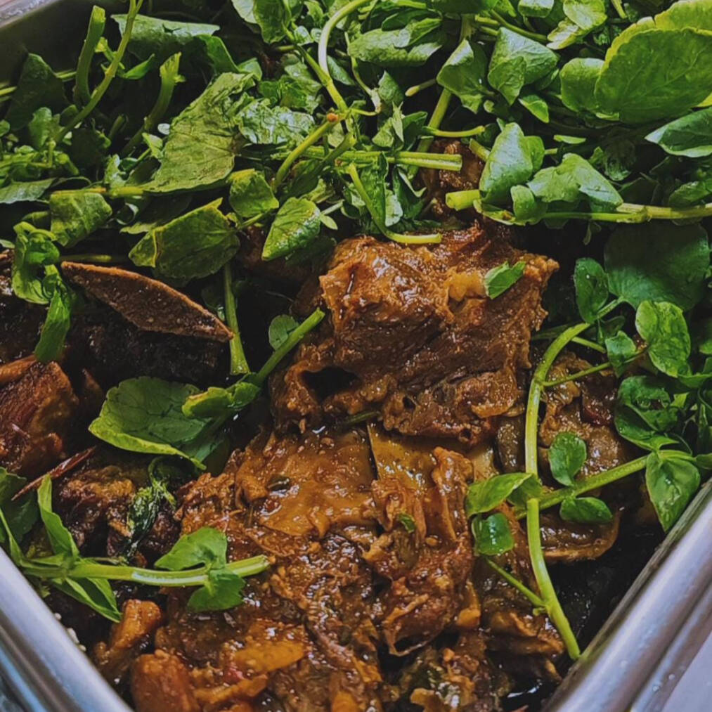 Acompanha arroz branco, feijão, macarrão, farofa e salada verde.